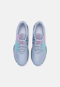 Baskets de sport bleu clair avec tige en maille, accents turquoise et rose, bout rond et semelle texturée. Lacets dans une couleur bleu clair assortie.