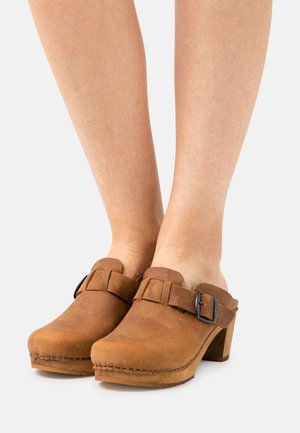 MALULO SQUARE OPEN - Clogs - chestnut