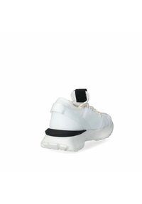 Sneaker bianco con un design arrotondato, materiale superiore testurizzato, accentuazione nera sul tallone e una linguetta sul retro. Lacci leggeri completano il look.