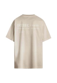 Beige Baumwoll-T-Shirt mit kurzen Ärmeln, das auf der Rückseite einen Grafikdruck mit "RBR 2004" und "GIVES YOU WINGS" zeigt.