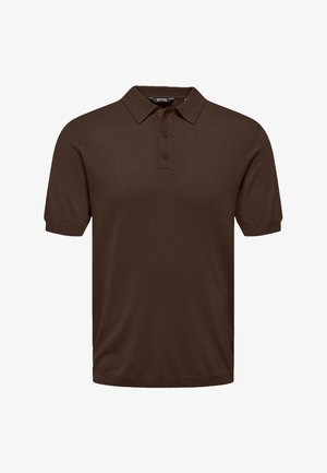 Pruun lühikeste varrukatega polo-särk, millel on kolm nööpi ning soonikkoes krae ja varrukaääred.