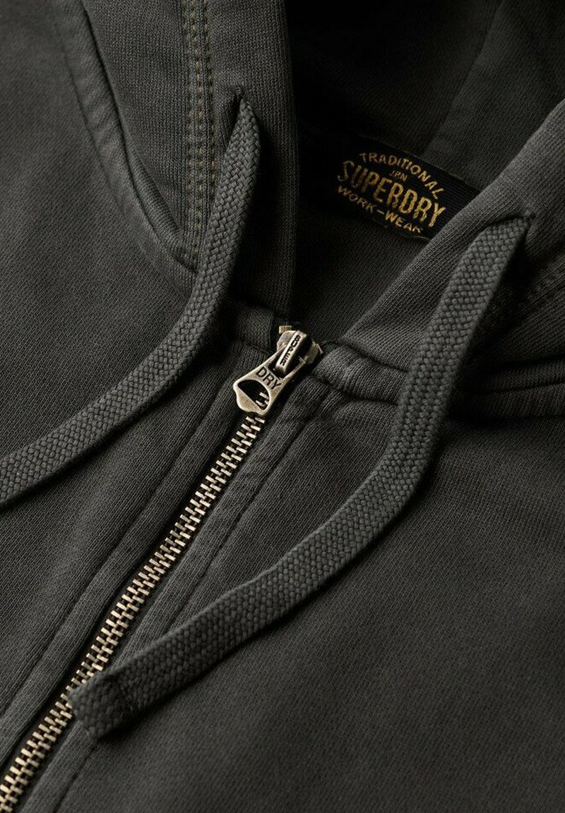 Czarna szara bluza z kapturem na zamek błyskawiczny, z metalowym zamkiem, teksturowanym materiałem i metką z napisem "Traditional Superdry Work-Wear".