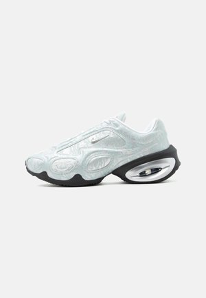 Biela a svetlosivá teniska Nike s textúrovaným zvrškom, čiernou podrážkou a viditeľným vzduchovým tlmením v päte, zobrazená z bočného profilu.