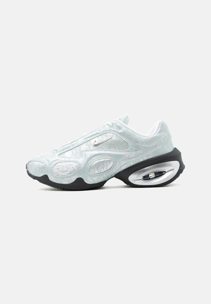 Λευκό και ανοιχτό γκρι αθλητικό παπούτσι Nike με υφή στο πάνω μέρος, μαύρη σόλα και ορατή αερόσολα στη φτέρνα, εμφανιζόμενο σε πλαϊνή όψη.