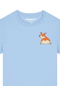 Lichtblauwe t-shirt met korte mouwen met een cartoon corgi-afbeelding op de borst. Het materiaal lijkt zacht met een gladde textuur.