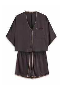 Ciemnobrązowa satynowa koszula na krótki rękaw z guzikami, z kieszenią na piersiach oraz pasującymi szortami z troczkiem i beżowymi wykończeniami.