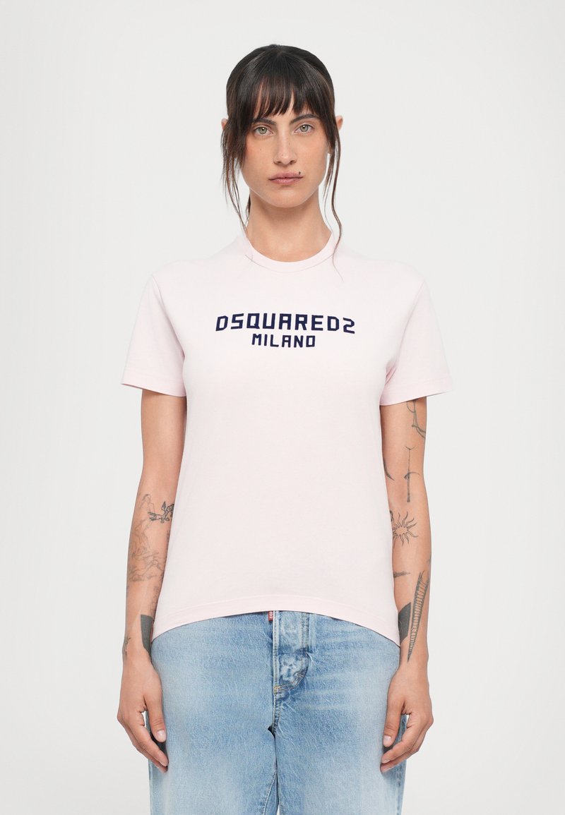 Helles rosa T-Shirt mit kurzen Ärmeln, rundem Halsausschnitt und dunkelblauer "DSQUARED2 MILANO"-Druck auf der Vorderseite. Aus Baumwollmaterial, figurbetontes Design.