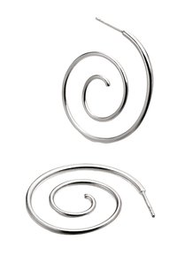 Pendientes en espiral de metal plateado brillante. Presentan un diseño enrollado con una superficie suave. Extremos de alambre delgados para la fijación.