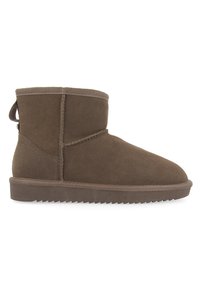 Stivaletti alla caviglia in suede marrone con punta arrotondata, superficie texturizzata, linguetta sul retro e suola in gomma con motivo a zigzag.