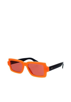 Occhiali da sole arancioni con montatura rettangolare, dotati di lenti rosse sfumate e asticelle nere. Materiale plastico liscio con design audace.