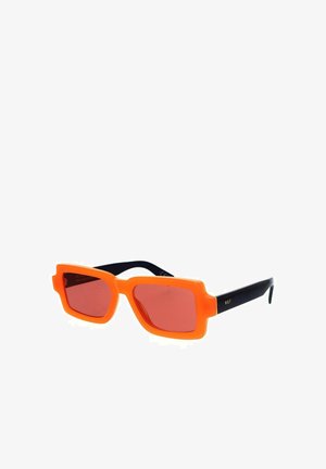 Occhiali da sole arancioni con montatura rettangolare, dotati di lenti rosse sfumate e asticelle nere. Materiale plastico liscio con design audace.