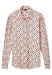 Chemise rose clair à manches longues avec petits motifs floraux noirs et rose foncé, passepoil noir sur les manches et les poignets.