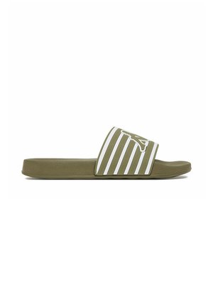 Olivengrønklip-sandal med hvidstribet rem og præget logo, flad sål, åben tå og slip-on design.