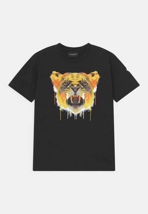 Schwarzes Baumwoll-T-Shirt mit auffälligem Tigergesicht-Design in Orange- und Gelbtönen, detailliert mit weißen Farbkleckseffekten.