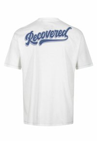 Hvid bomulds T-shirt med korte ærmer, der har blå kursiv 'Recovered'-tekst hen over den øvre ryg. Enkel design, standard pasform.