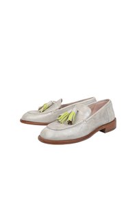 Hellegraue Lederloafers mit abgerundeter Spitze, die mit grünen und gelben Quastenakzenten sowie einem braunen Holzabsatz versehen sind. Glatte Oberfläche.