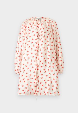 Lett kjole i blek rosa stoff med et spredt mønster av røde roser, lange ermer og snøring i halsen.