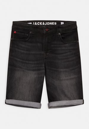 Shorts in denim nero con orlo arrotolato, chiusura con bottoni, tasche frontali e fascia in vita con logo. Texture liscia con sfumature leggere.