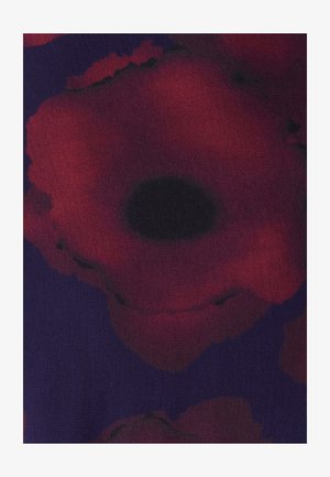 Patrón floral rojo sobre un fondo púrpura oscuro, con grandes flores de centros oscuros y textura suave.