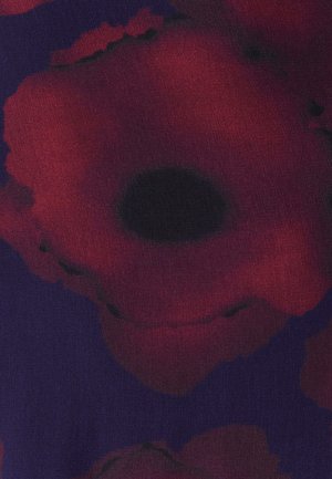 Sarkans ziedu raksts uz tumši violetas krāsas fona, kurā attēloti lieli magoņveidīgi ziedi ar maigu faktūru un izplūdušām detaļām ziedlapiņās.