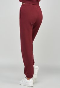 SIKSILK Pantaloni sportivi - red
