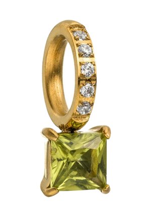 Goldener Anhänger mit fünf kleinen klaren Steinen in der Öse und einem quadratisch geschliffenen grünen Edelstein, der darunter von vier Krappen gehalten wird.