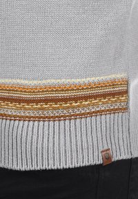 Hellgrauer Strickpullover mit einem mehrfarbigen Musterband in den Farbtönen Orange, Braun und Gelb; gerippter Saum; kleines Lederetikett.