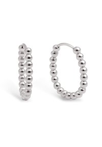Pendientes de aro de plata compuestos por cuentas esféricas espaciadas uniformemente, con un diseño sin costuras y un acabado de superficie pulido.