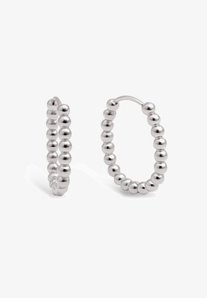 Pendientes de aro de plata compuestos por cuentas esféricas espaciadas uniformemente, con un diseño sin costuras y un acabado de superficie pulido.