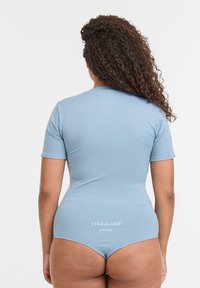 Svetlomodrý body s krátkymi rukávmi, priliehavý strih, hladká textúra, s logom "LYKKELAND atelier" na dolnej časti chrbta.