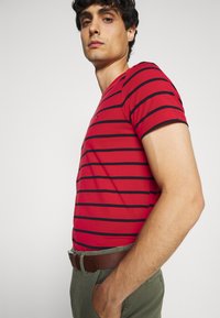 Tommy Hilfiger T-shirt básica - primary red/desert sky