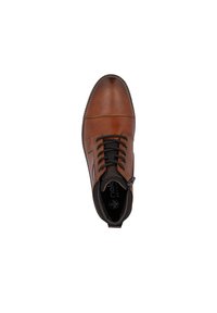 Chaussure en cuir brun avec une finition lisse, bout rond, lacets noirs et un accent texturé près de la cheville. Présente une fermeture éclair pour un enfilage facile.