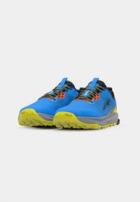 Baskets de trail de course bleues avec une tige texturée, dotées de semelles jaunes, d'accents noirs et de lacets colorés. Motif de semelle agressif visible.