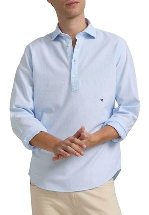 Camisa de manga larga azul claro hecha de algodón, con una tapeta de medio botón, cuello de solapa y un pequeño logotipo bordado en el pecho.