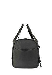 Bolso de hombro de tela negra con forma rectangular, que cuenta con un bolsillo frontal, dobles asas y cierre de cremallera. Textura suave.