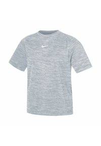 Camiseta corta de manga de color gris claro de Nike con un sutil patrón de rayas y un logo blanco en el lado izquierdo del pecho. Hecha de material suave y transpirable.