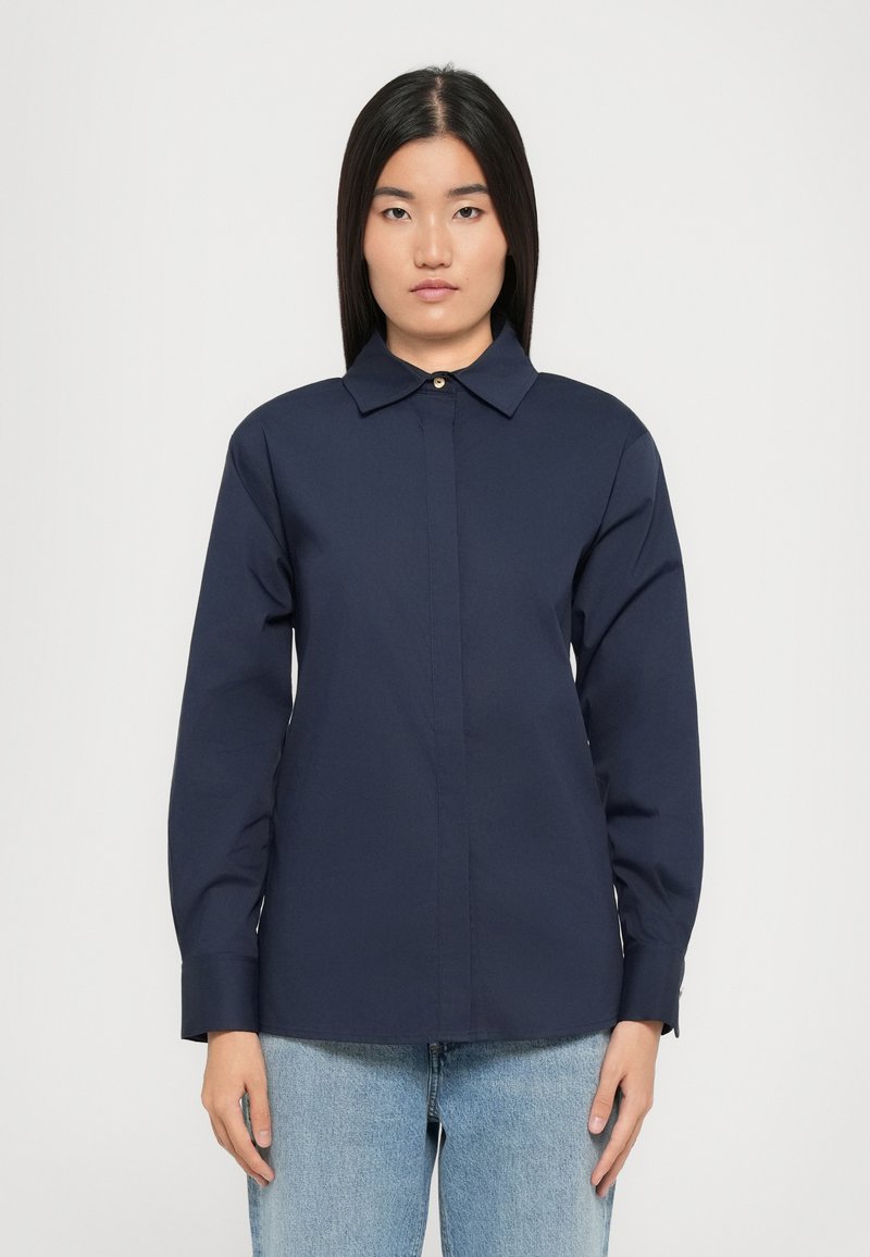 Camicia blu navy con bottoni, in un tessuto leggero, con colletto classico, maniche lunghe e orlo dritto. Nessun motivo o dettaglio visibile.