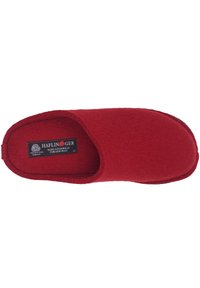 Pantofola in lana rossa con un design semplice e arrotondato. La morbida texture in feltro presenta una parte superiore aperta e una suola nera. L'etichetta indica pura lana nuova.