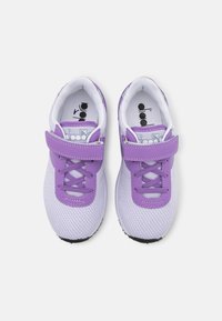 Scarpe da ginnastica viola e bianche con una tomaia in mesh traspirante, caratterizzate da una fascia in Velcro, lacci e suole in gomma per una migliore aderenza.