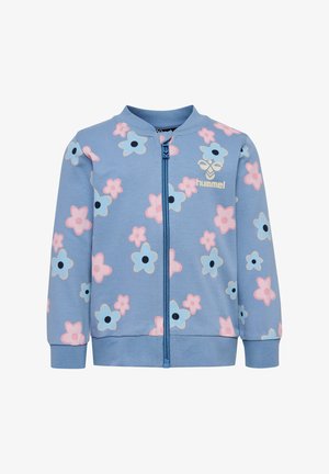 Hellblaue Zip-Jacke mit einem floralen Muster in Pink und Blau, gerippten Bündchen und Saum sowie einem Logo auf der linken Brust.