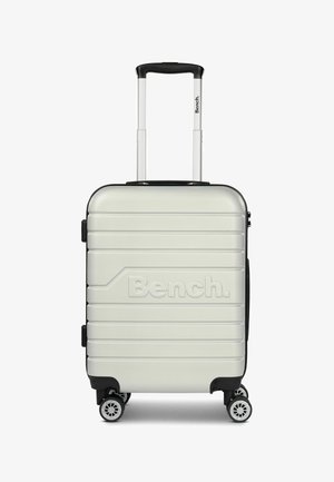 Harter weißer Koffer mit strukturiertem Oberflächen, erhabenem "Bench"-Logo, ausziehbarem Griff und 4 beweglichen Rollen für einfache Mobilität.