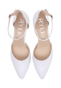 Vita läderklackar med spetsig tå och ankelsrem. Slät yta med en mjuk beige innersula som har silverfärgad logotyp.