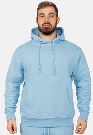 Haut à capuche bleu clair en mélange de coton, avec une poche avant, une capuche avec cordon de serrage, et des poignets et un ourlet côtelés. Texture lisse avec un branding subtil.