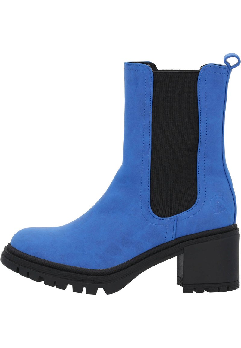 Niebieskie zamszowe botki za kostkę z czarnymi elastycznymi bocznymi panelami, masywnym czarnym obcasem i teksturowaną podeszwą. Posiadają uchwyt z tyłu ułatwiający zakładanie.