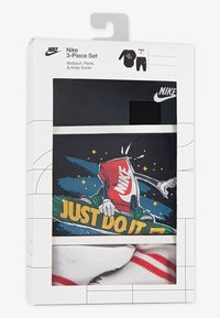 Nike 3-delni set, ki vključuje črn bodi z grafiko, ujemajoče se črne hlače in črno-bela nogavička s črtami v rdeči barvi.