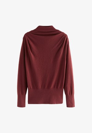 Un pull bordeaux avec un dos drapé, des poignets côtelés et une texture unie. Il présente un col haut et une taille ajustée.