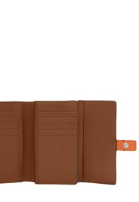 Braune Lederbörse mit mehreren Kartenfächern, glatter Textur und einem orangefarbenen Tab mit silbernem Druckknopfverschluss. Offenes Design für einfachen Zugriff.