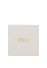 En fyrkantig, matt ljusrosa låda med präglad guldskrift som stavas "amor." Enkel design utan ytterligare mönster eller utsmyckningar.