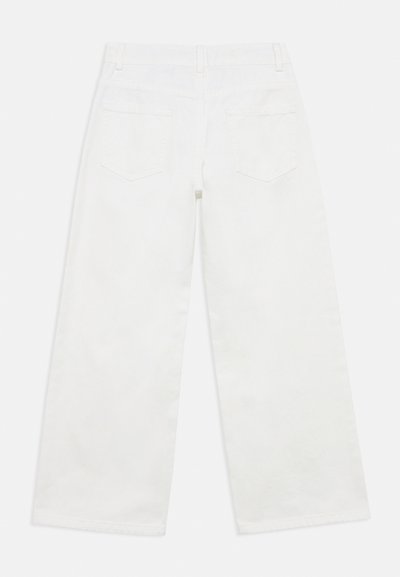 Άσπρο τζιν παντελόνι με φαρδιά γραμμή και λείο ύφασμα, με δύο πίσω τσέπες και ίσια κοπή. Θηλιές για ζώνη στη μέση.