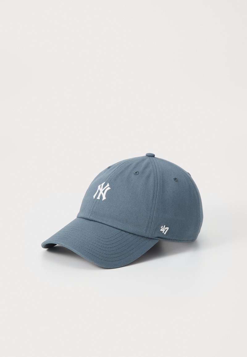 Mörkblå basebollkeps i tyg, med en vit broderad logotyp framtill och en liten vit etikett med "47" på sidan.